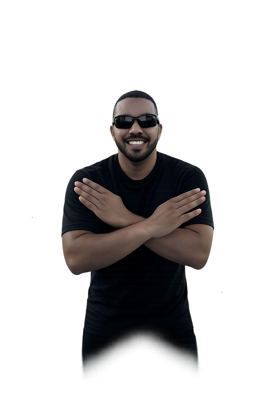 Pessoa de camiseta preta com braços cruzados sorrindo